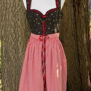 Women’s Traditional German Octoberfest Dirndl With Gingham Apron & Charms